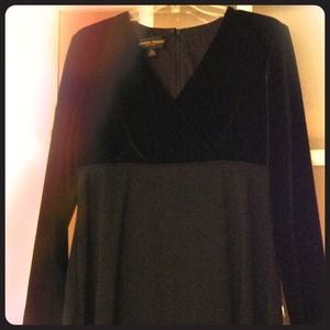 DONNA RICCO VELOUR VNECK DRESS