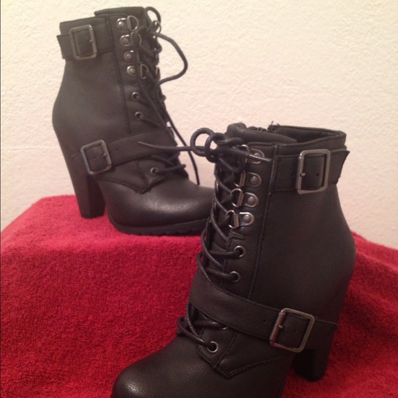 Shoes - ❤Bundle❤Shi by journeys boots and converse