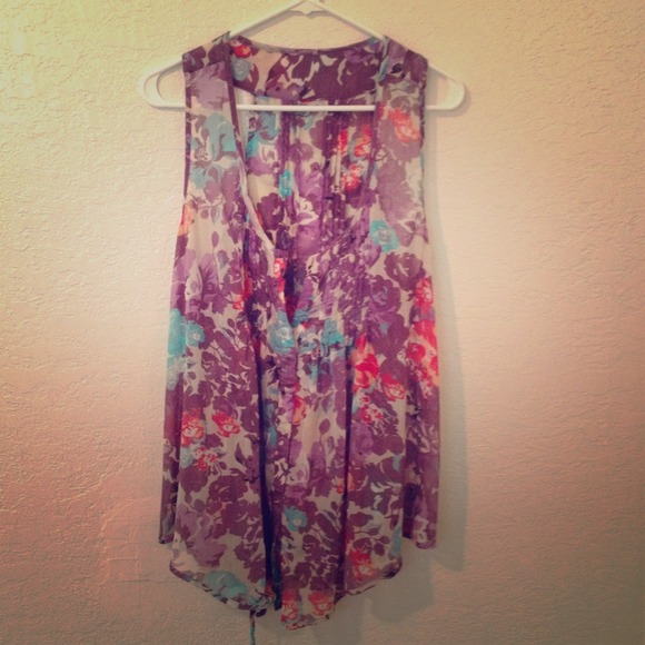 ✨SOLD✨ American Rag sleeveless floral top