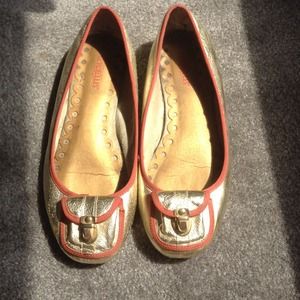 Adorable gold shoes with pockets