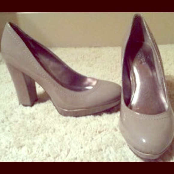 Kenneth Cole nude pumps.