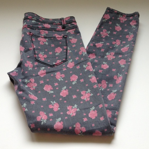 🐯 SOLD 🐯 grey floral print | skinnys | size 5/6