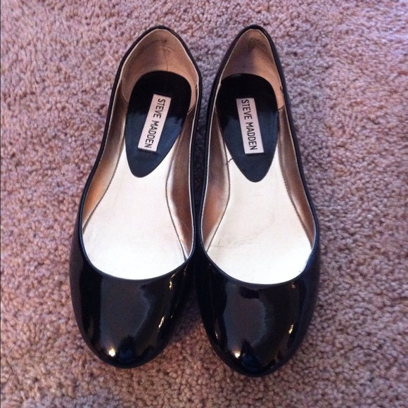 Steve Madden black patent leather flats / shoes