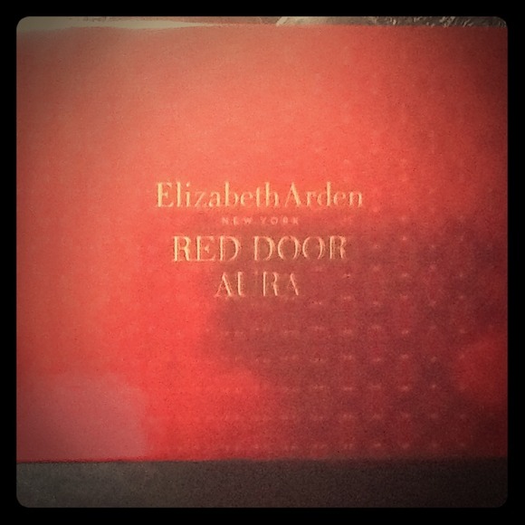 Elizabeth Arden Red Door Aura Gift Set.