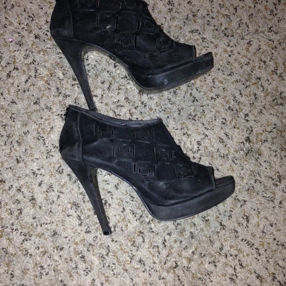 Lightly worn black soft heels - Picture 1 of 1