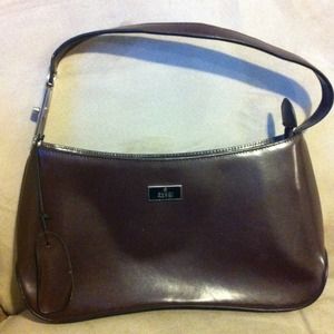 Brown leather Gucci handbag with expandable strap