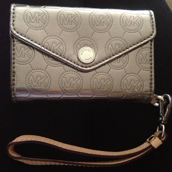 Michael Kors Clutches & Wallets - 💯Authentic NEW Michael Kors iPhone wallet