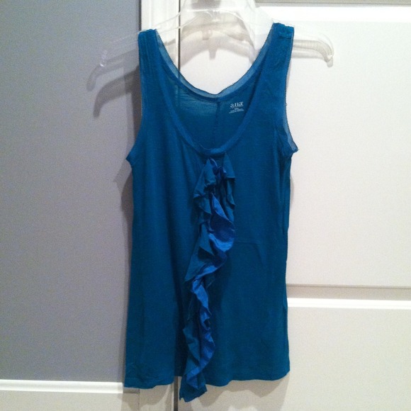 *SOLD* Ruffle front tank- like new!