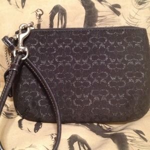 💋💋 COACH Black C Wristlet 💋💋