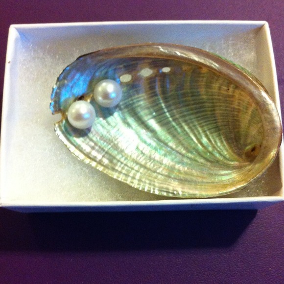 Cute pearl studs - Picture 1 of 1