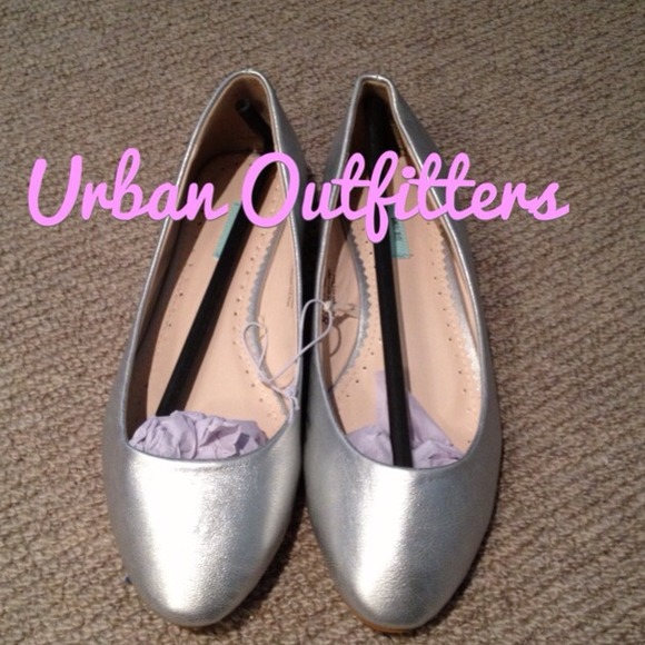 NWT Kimchi Blue silver flats