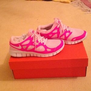 BRAND NEW NEVER WORN NIKE FREE RUN +2 SIZE 6.5