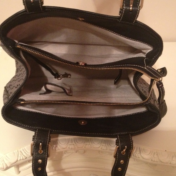 **REDUCED** Authentic Dooney & Bourke Handbag - Picture 2 of 2