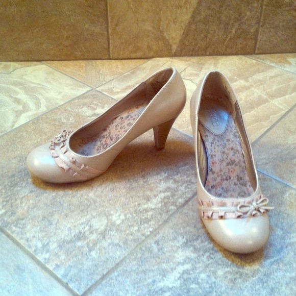 Sold@akprincess!!!!MUDs nude pumps