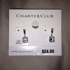 ✨REDUCED✨NWT Silver Dangle Earrings