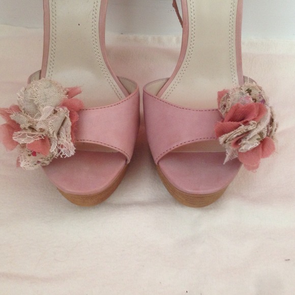 Pink Pumps - Picture 4 of 4
