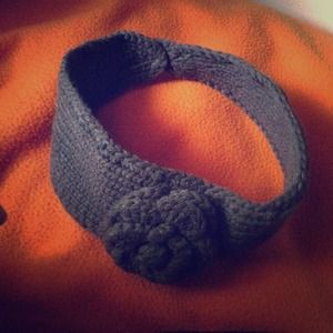 This is a headband to keep your ears warm.