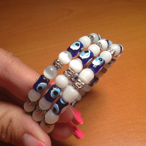 White Evil Eye wrap Bracelet ✨ - Picture 2 of 3