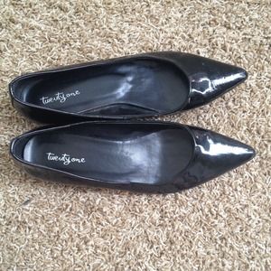 Patent black pointed toe flats