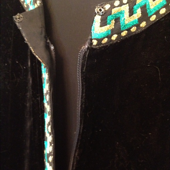 VINTAGE  (60's) velvet with brocade trim robe - Picture 2 of 4