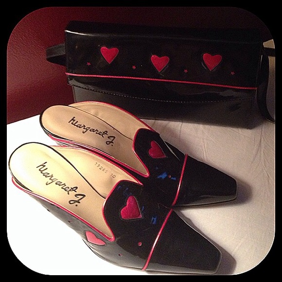 Black patent mules accentuated with heart design - Picture 3 of 4
