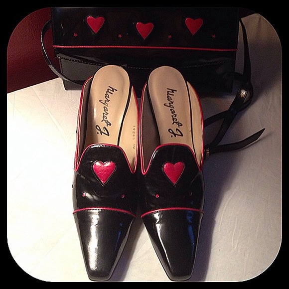 Black patent mules accentuated with heart design - Picture 4 of 4