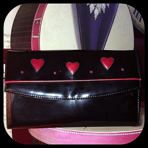 Black patent purse accentuated with heart design - Picture 2 of 4
