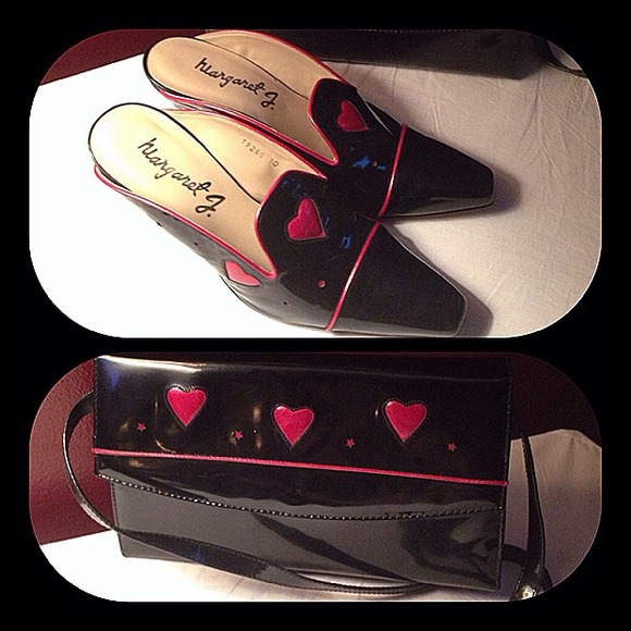 Black patent purse accentuated with heart design - Picture 4 of 4