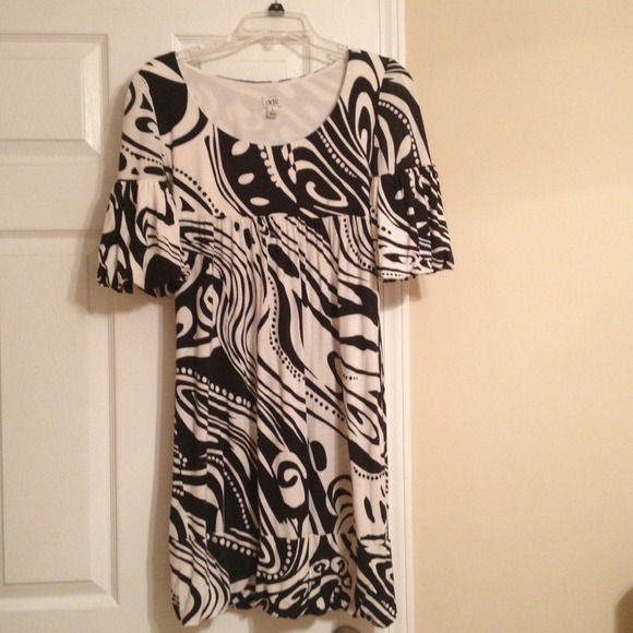 **REDUCED** Black & White Printed Dress - Picture 1 of 2
