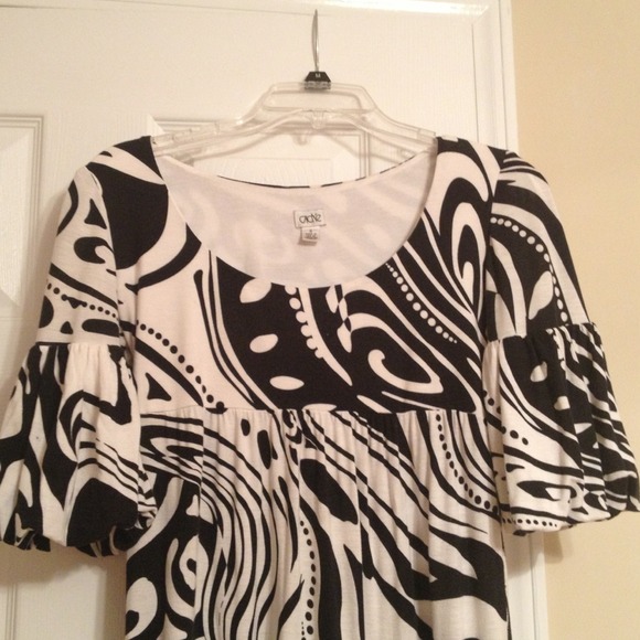 **REDUCED** Black & White Printed Dress - Picture 2 of 2