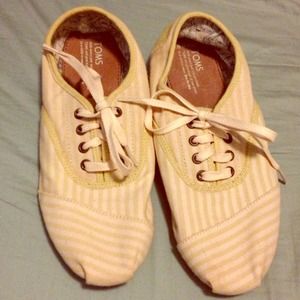 Toms shoes size 9. great condition only worn twice