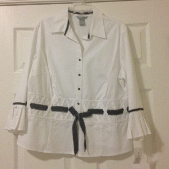 NWT white StudioNexx blouse with black/white trim