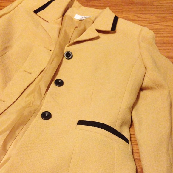 ⬇️ Mustard Blazer - Picture 2 of 2