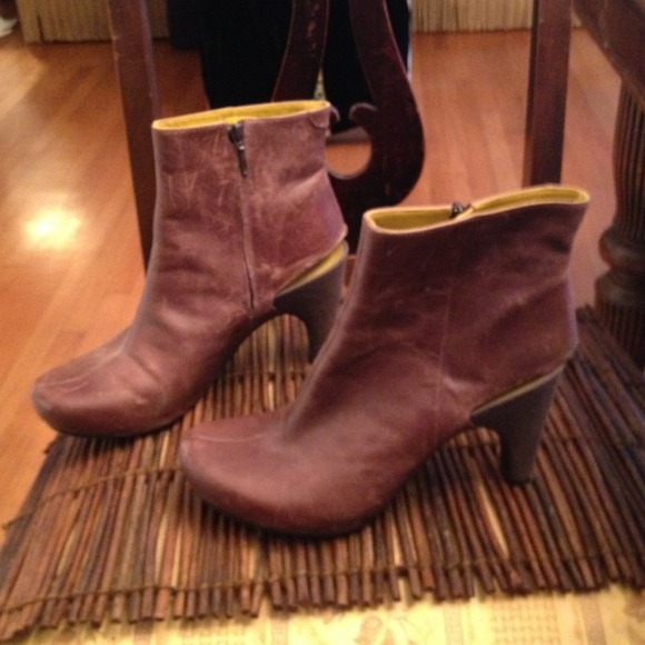 tsubo Shoes - Brown all leather boots, zippered sides, 4" heel
