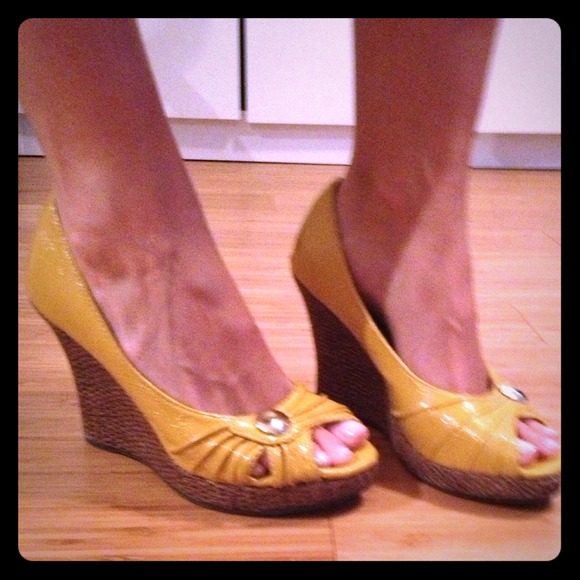 Perfect summer wedge! Yellow / Gold + peep toe - Picture 1 of 4