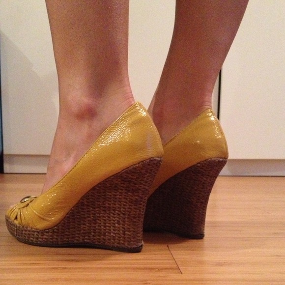 Perfect summer wedge! Yellow / Gold + peep toe - Picture 3 of 4