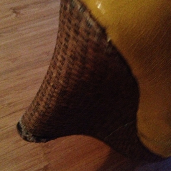 Perfect summer wedge! Yellow / Gold + peep toe - Picture 4 of 4