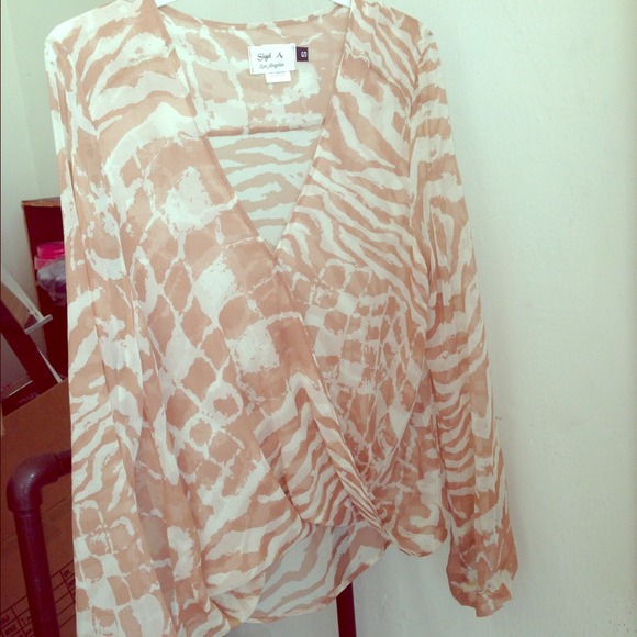 Sigal A silk Twisted front top, look Amazing on! - Picture 1 of 4