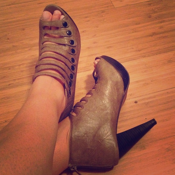 Funky chic grey heels. barely worn - Picture 1 of 4