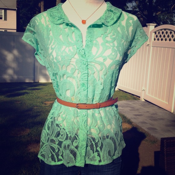 Tart Tops - *REDUCED* Beautiful mint colored lace high low top