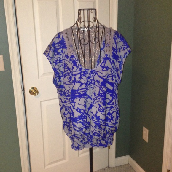 Sold❌❌❌Francesca's printed 100% polyester top