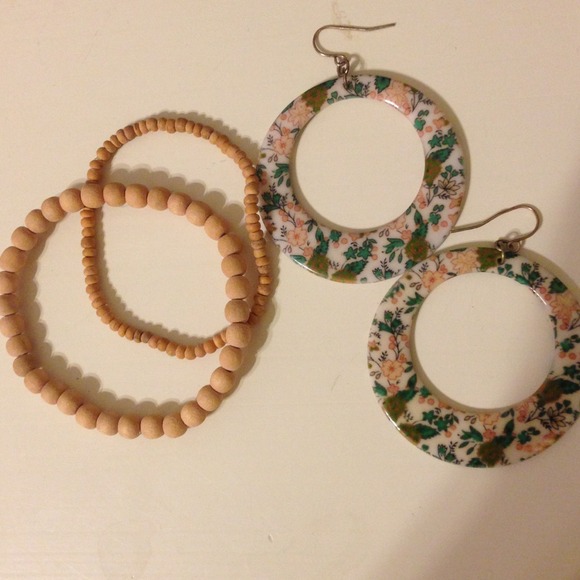 BUNDLE! Wooden beads and floral earrings - Picture 1 of 3