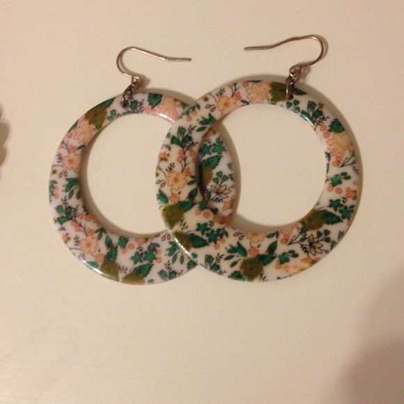 BUNDLE! Wooden beads and floral earrings - Picture 3 of 3