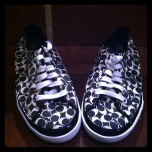 Cute black and white tennis shoes