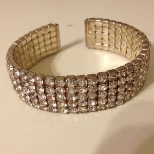 ✂Price reduced! Rhinestoned bangle