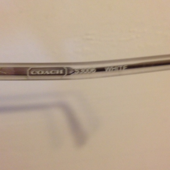 ❌❌SOLD❌❌White COACH sunglasses - Picture 4 of 4