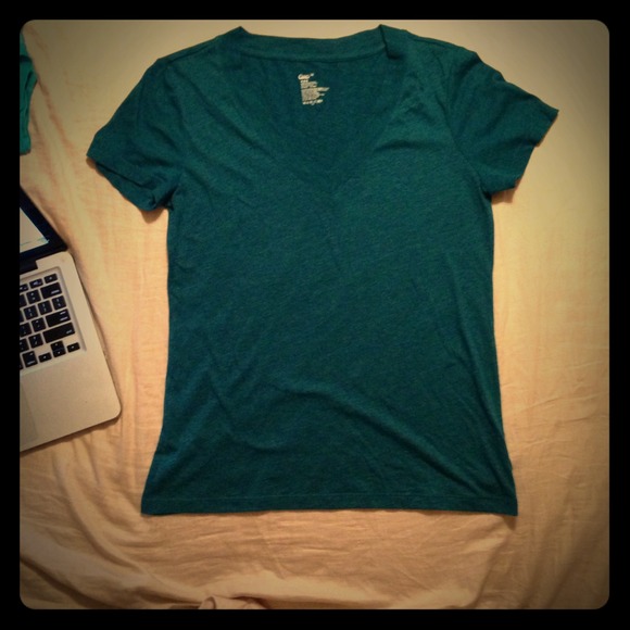 ✨Gap Short Sleeve Vneck Tee✨
