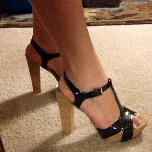 Guess Shoes - 💕Reduced💕Guess T-Strap Platform Sandals