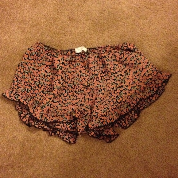🚫TRADED🚫Brandy Melville floral vodi shorts