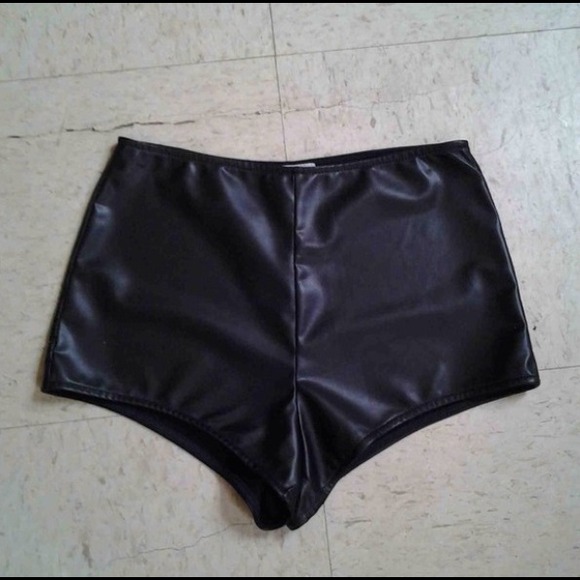 Pants - Faux leather high waisted shorts💋